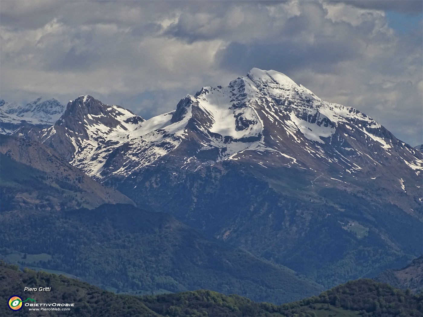 26 Zoom sul Pizzo Arera (2512 m) e Corna Piana (2302 m) a sx.JPG